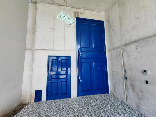 a blue door with a dollar sign on a wall at 2811 SECRT Sabana Hermoso Estudio in San José