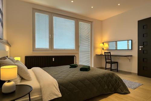 una camera da letto con un letto con un tavolo e due finestre di Welcome Beds a Bratislava