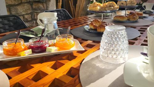 CompeyreにあるLe Mas ROLLAND, Piscine chauffée & SPA - Millau - Gorges du Tarnの食器