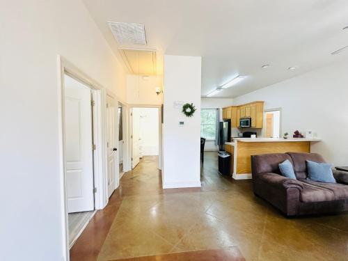 a living room with a couch and a kitchen at Chateau 6 in Hammond