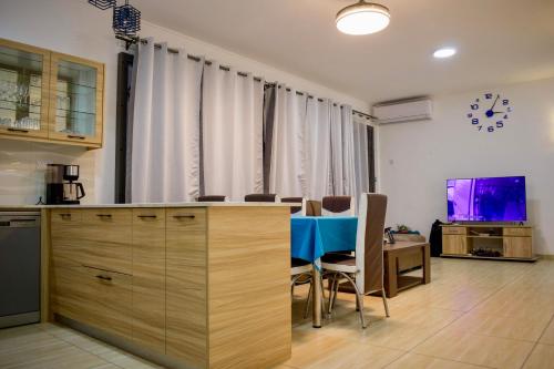 a kitchen and dining room with a table and chairs at Cozy Garden 5 Apartment F1 in Flic-en-Flac
