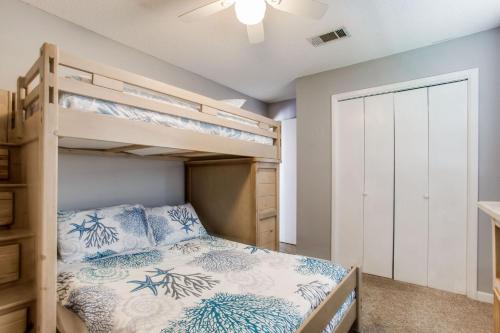 Ένα ή περισσότερα κρεβάτια σε δωμάτιο στο Perdido Key Beach Pad