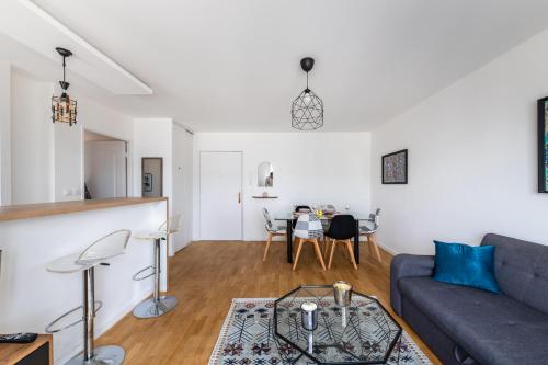 un salon avec un canapé et une table dans l'établissement Chic&Cosy 1-Bedroom Apart,2 min Metro,10 min Paris, à Villejuif