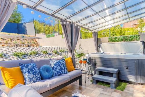 En balkon eller terrasse på Panorámaház Bükkszék