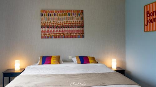 Ένα ή περισσότερα κρεβάτια σε δωμάτιο στο Logis Hotel La Bergerie Hôtel 3 étoiles Restaurant savoureux