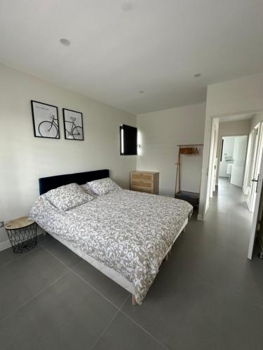 ein Schlafzimmer mit einem Bett und einem Fernseher darin in der Unterkunft Villa in Sainte-Eulalie