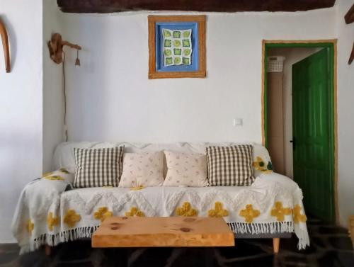 a living room with a white couch and a table at La Maestra in Trevélez
