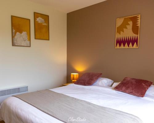 Ένα ή περισσότερα κρεβάτια σε δωμάτιο στο Logis Hotel La Bergerie Hôtel 3 étoiles Restaurant savoureux