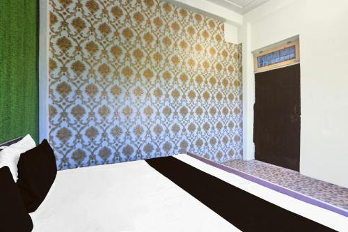 Una cama o camas en una habitación de SPOT ON Hotel Vs Palace