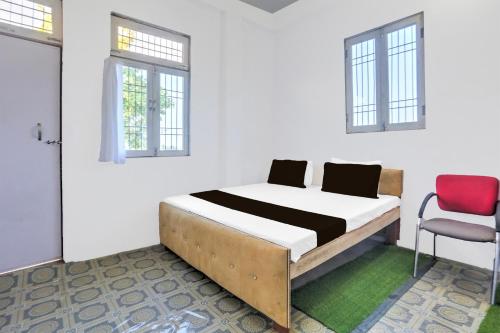 Una cama o camas en una habitación de SPOT ON Hotel Vs Palace