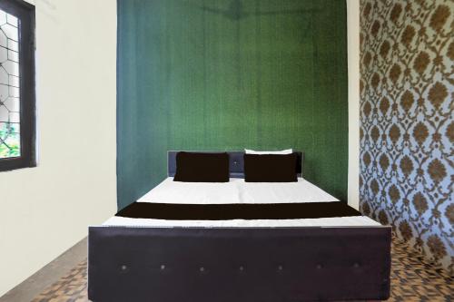 Una cama o camas en una habitación de SPOT ON Hotel Vs Palace