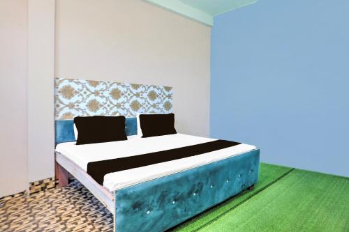 Una cama o camas en una habitación de SPOT ON Hotel Vs Palace