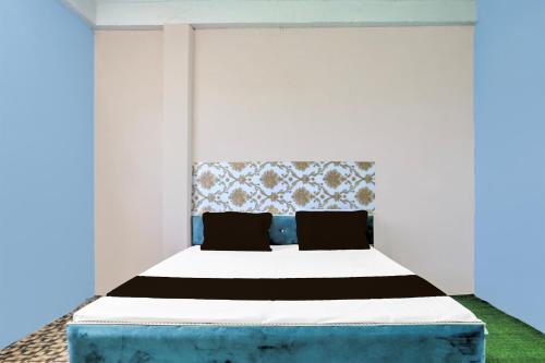 Una cama o camas en una habitación de SPOT ON Hotel Vs Palace