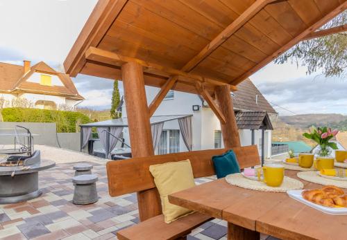 En balkon eller terrasse på Panorámaház Bükkszék