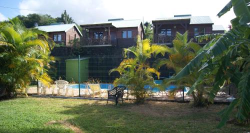 Les Bungalows les Vanilliers, Sud Sauvage avec piscineにある庭