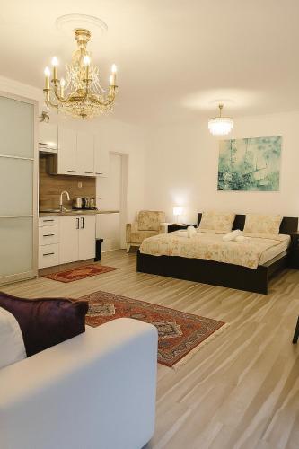 Χώρος καθιστικού στο Spacious Suite - KindStay Suites Prague Airport