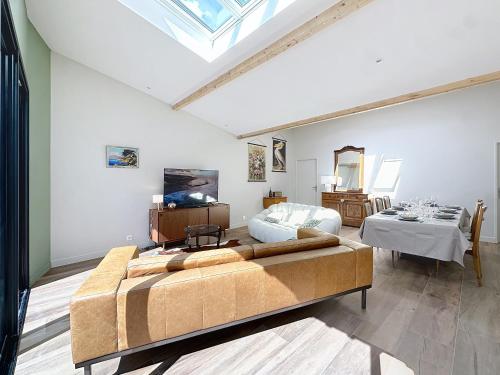 a large room with a bed and a bedroom at Maison à 2 min de la plage Saint Georges de Didonne in Saint-Georges-de-Didonne