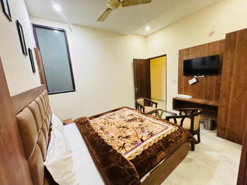 a hotel room with a bed and a tv at Hotel tree inn in Zirakpur