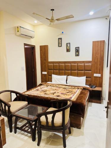 a bedroom with a bed and a table and chairs at Hotel tree inn in Zirakpur