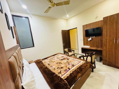 a room with a bed and a tv in it at Hotel tree inn in Zirakpur
