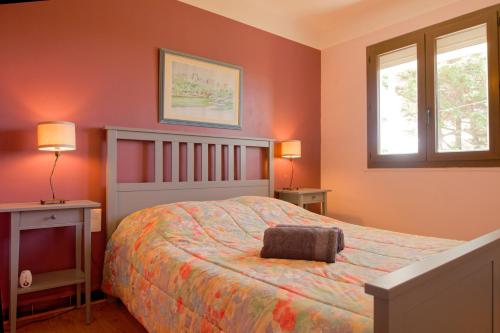 - une chambre avec un lit, 2 fenêtres et une télévision dans l'établissement Le Logis d'Aude, à Carcassonne