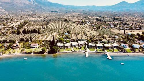 an aerial view of a city and a body of water at ᑕƳᑕᒪᗩᗪIᑕ ᐯIᒪᒪᗩ Eretria in Eretria