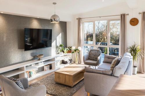 a living room with a couch and a tv at Luxury lodge - St Helens in Isle of Wight