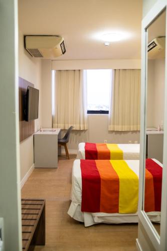 Katil atau katil-katil dalam bilik di Hotel Praia Centro