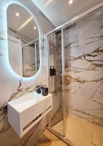 a bathroom with a sink and a mirror at HOTEL Mirarti in Rapallo