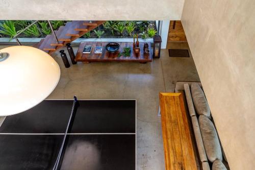 an overhead view of a living room with a table and benches at Casa Versos in Nova Lima