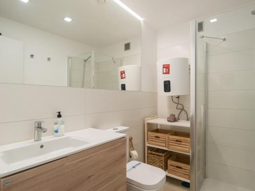 ArguineguínにあるCosta Alegre Beach Suites Arguineguinの洗面台とトイレ付きのバスルーム