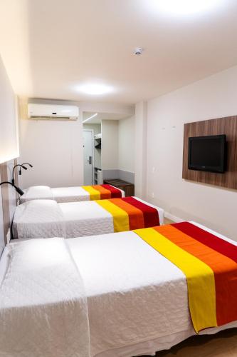 Katil atau katil-katil dalam bilik di Hotel Praia Centro