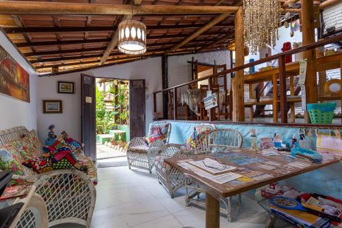 una sala de estar con un sofá y una mesa en Pousada Arraial Lua Crescente, en Arraial d'Ajuda