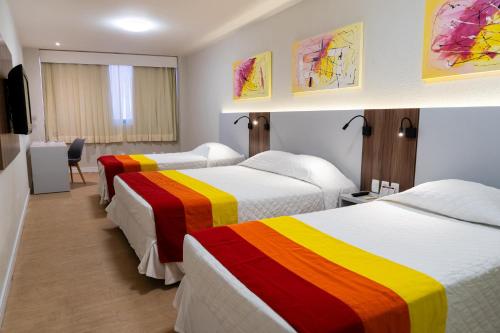 Katil atau katil-katil dalam bilik di Hotel Praia Centro