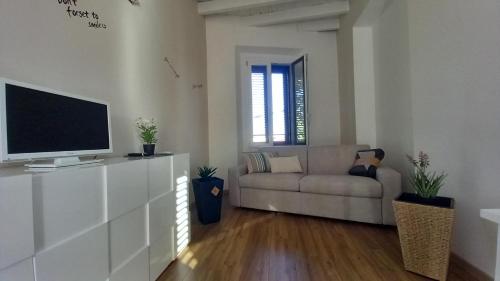Μια τηλεόραση ή/και κέντρο ψυχαγωγίας στο Cavour 35