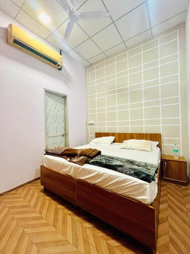 Cama o camas de una habitación en Hotel Churu Haveli