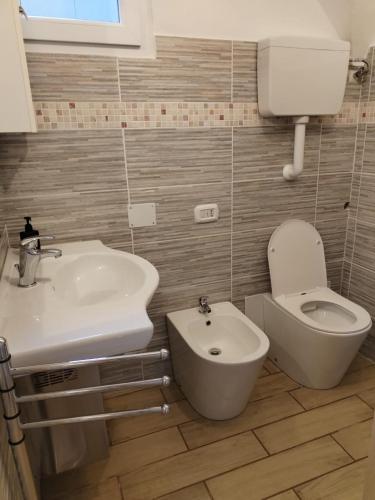 un baño con inodoro y lavabo en Lûc Dal Aur 2, en Sutrio