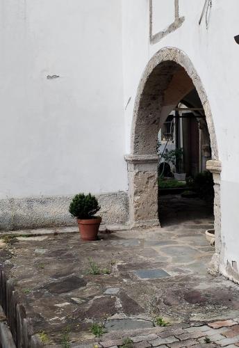 una maceta sentada fuera de un edificio en Lûc Dal Aur 2, en Sutrio