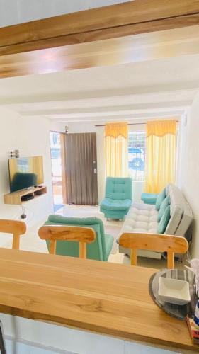 a living room with two chairs and a couch at Casa de Descanso en Medellín in Medellín