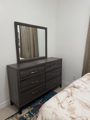 Ένα ή περισσότερα κρεβάτια σε δωμάτιο στο Luxe 3BR & 2BA Condo Near Airport & Shopping Mall