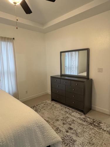 Ένα ή περισσότερα κρεβάτια σε δωμάτιο στο Luxe 3BR & 2BA Condo Near Airport & Shopping Mall