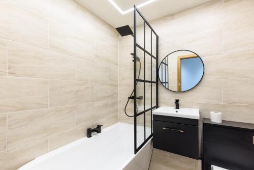 ein Badezimmer mit Waschbecken und Spiegel in der Unterkunft 93 High Street in Redbourn