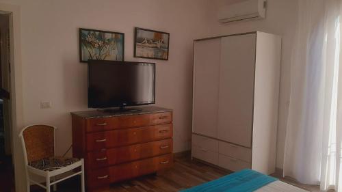 TV a/nebo společenská místnost v ubytování Naxos Tales