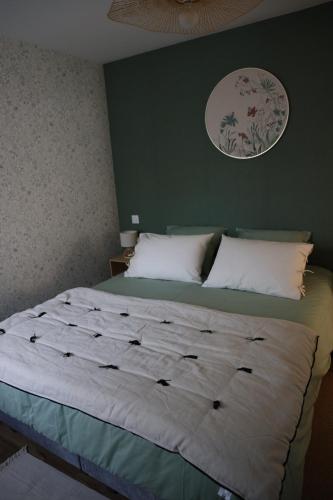 Ένα ή περισσότερα κρεβάτια σε δωμάτιο στο Logement en lisière de forêt