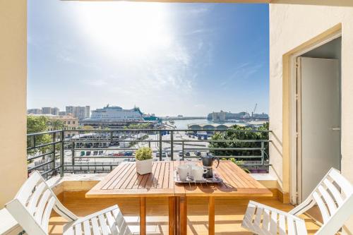 Holidays2Malaga Terraza & junto puerto deportivo