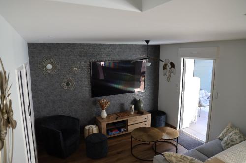 Μια τηλεόραση ή/και κέντρο ψυχαγωγίας στο Logement en lisière de forêt