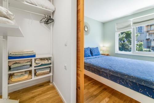 Ένα ή περισσότερα κρεβάτια σε δωμάτιο στο Charming Downtown Apartment with Unique Terrace