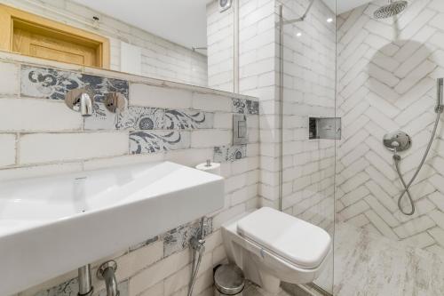 Ένα μπάνιο στο Charming Downtown Apartment with Unique Terrace