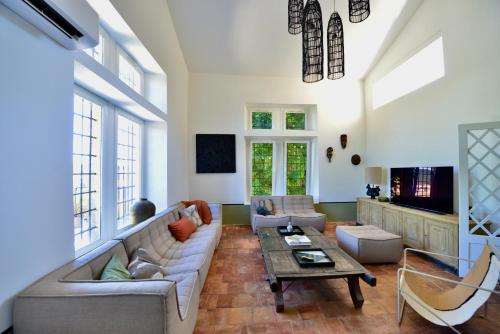 TV a/nebo společenská místnost v ubytování Le Clos Saint-Sif, 4 BR, air conditioning, pool