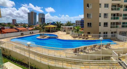 une grande piscine au milieu d'un bâtiment dans l'établissement Aptos atrás da Passarela do Caranguejo, à Aracaju
